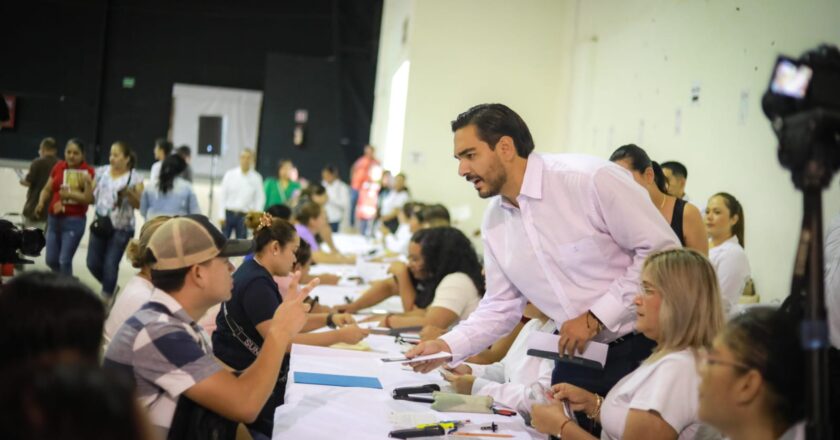 Entregará Alcalde Carlos Peña Ortiz tarjetas de Becas a universitarios