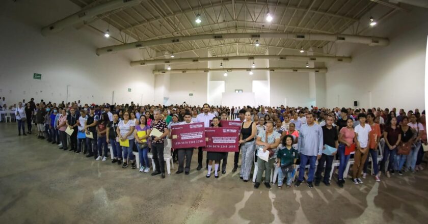 Continúa entrega de tarjetas de Becas Contamos Contigo 2023 en Auditorio Municipal de Reynosa