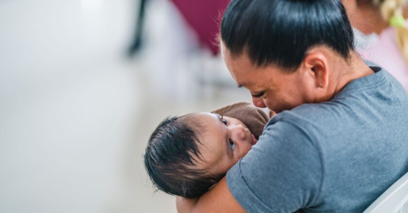 Beneficia a madres plática de lactancia materna