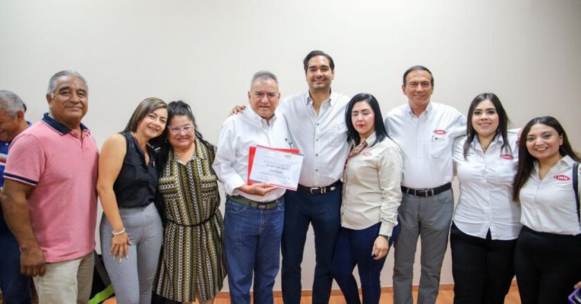 Entregó Presidente Carlos Peña Ortiz Constancias a graduados de Electricidad