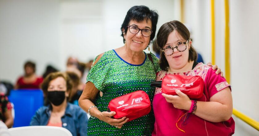 Agradecen ciudadanos entrega de aparatos auditivos