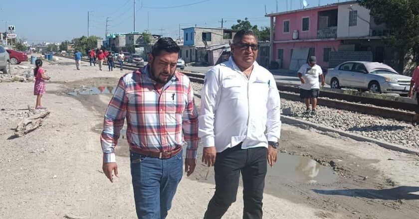 Atendió Alcalde problemas de pavimento y servicios en la FFCC Poniente