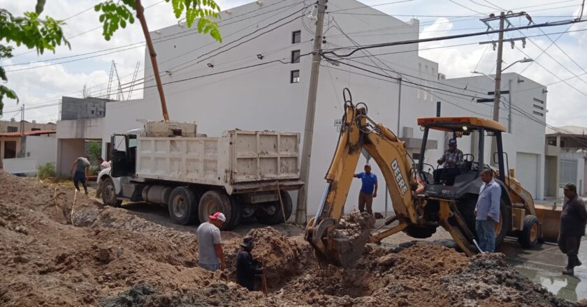 Trabaja COMAPA en reparación de fuga de agua en colonia Revolución Obrera