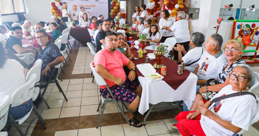 Conviven abuelitos y familias en Estancia del Cuidado Diario del Adulto Mayor