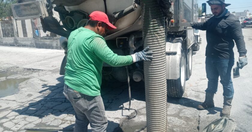 Eliminó COMAPA fugas de agua residual en Paseo de las Flores