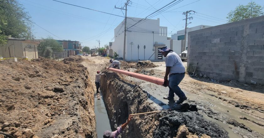 Inició COMAPA rehabilitación de drenaje sanitario en la Revolución Obrera