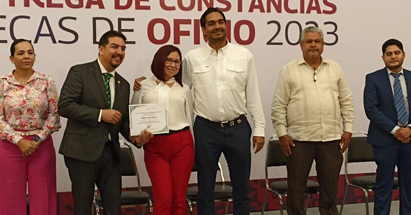 Entregó Municipio constancias de becas de oficios