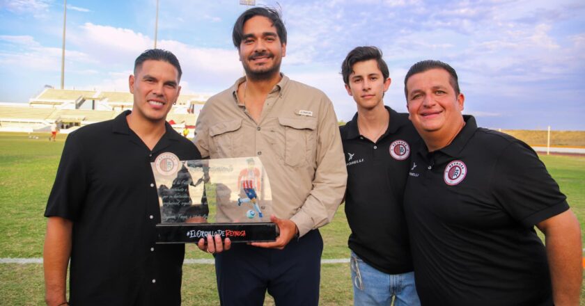 Reconocen Carlos Peña Ortiz y Club de Futbol Reynosa a Xavier Váez