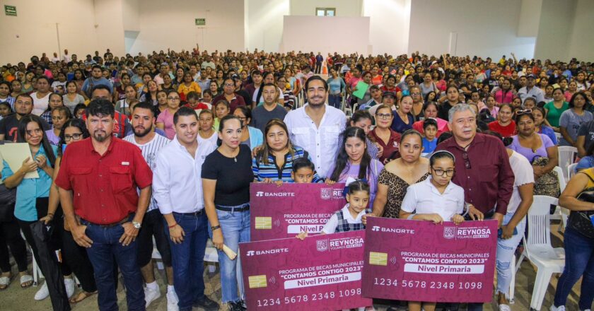 Entregó Alcalde Carlos Peña Ortiz 2,200 tarjetas de Becas Municipales