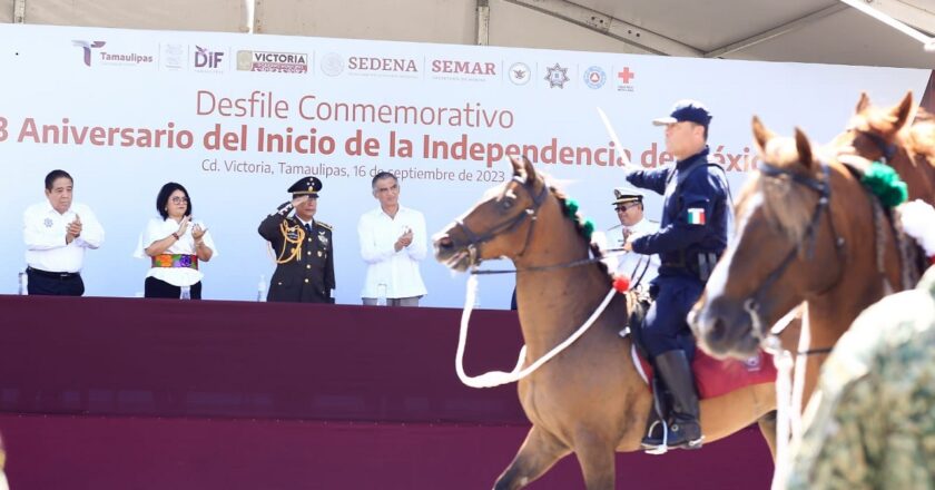 Gobernador presidió el desfile conmemorativo del 213 aniversario de la Independencia