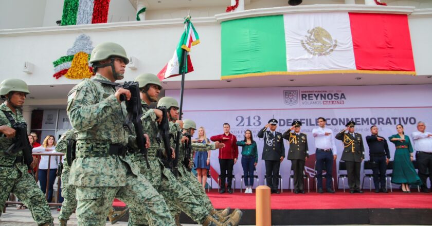 Luce desfile cívico militar conmemorativo del 213 Aniversario de la lucha independentista