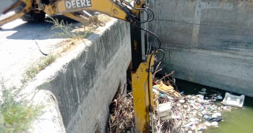 Exhorta COMAPA a evitar arrojar basura y otros desechos a drenes y canales