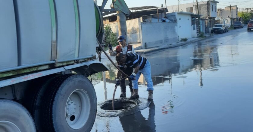 Atendió COMAPA reportes de fugas de agua residual en Jarachina Norte