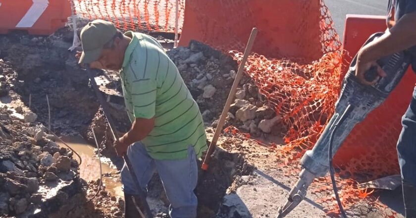 Soluciona COMAPA fuga de agua potable en la colonia Del Prado