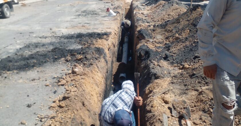 Trabaja COMAPA en la rehabilitación de drenaje sanitario en la colonia Rodríguez