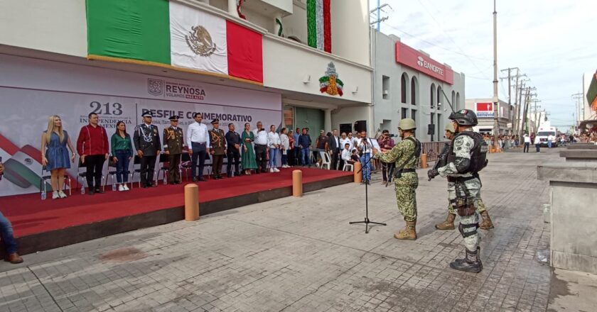 Colorido desfile cívico militar