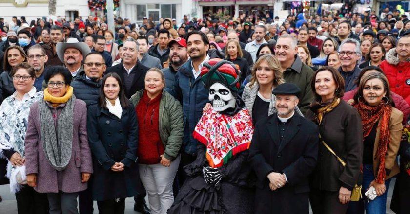 Inauguró Alcalde Carlos Peña Ortiz monumental Altar de Muertos