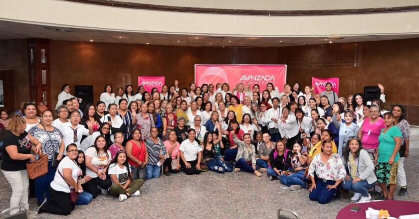 AVAnzada de mujeres conmemora lucha contra el cáncer de mama