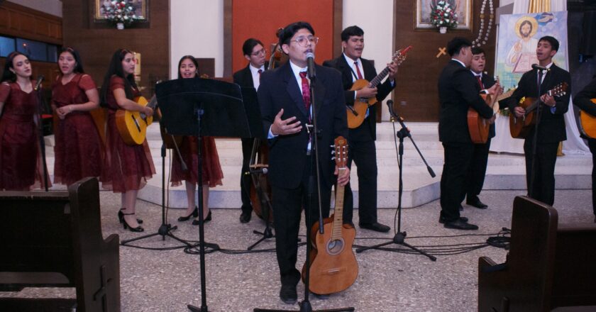 Interpreta canciones de amor la Rondalla Juvenil Mixta IRCA