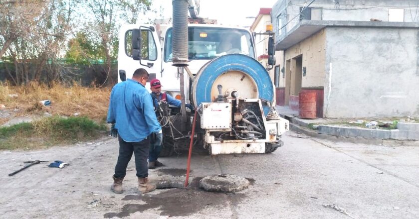 Trabajan Municipio y COMAPA en limpieza de drenaje sanitario en varios sectores