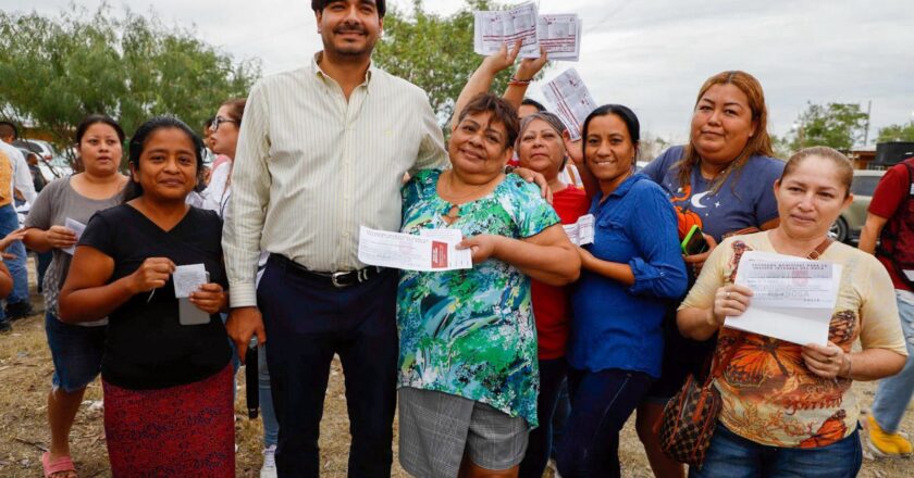 Entregó Carlos Peña Ortiz beneficio a usuarios de COMAPA en Rincón de Las Flores