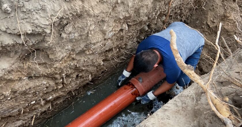 Realiza COMAPA trabajos de rehabilitación de drenaje sanitario en la colonia Aztlán