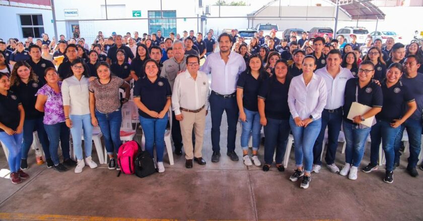 Refrenda Alcalde Carlos Peña Ortiz su compromiso con la educación