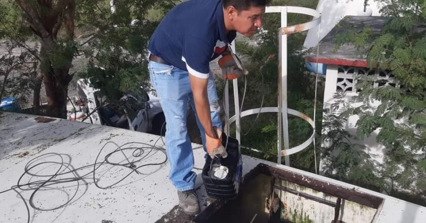 Da COMAPA mantenimiento y limpieza a tanque de Rincón de las Flores