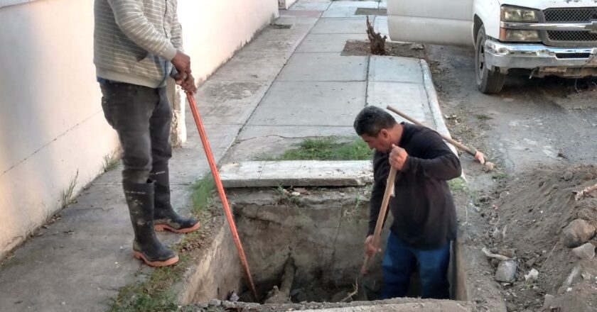 Beneficia COMAPA a vecinos de Valle Alto con limpieza de caja de válvulas