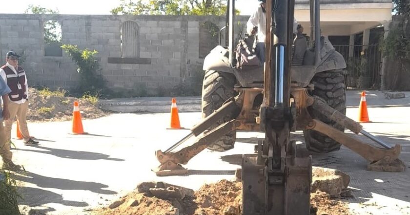 Intensifica COMAPA maniobras de rehabilitación de drenaje sanitario en Ampliación Cumbres