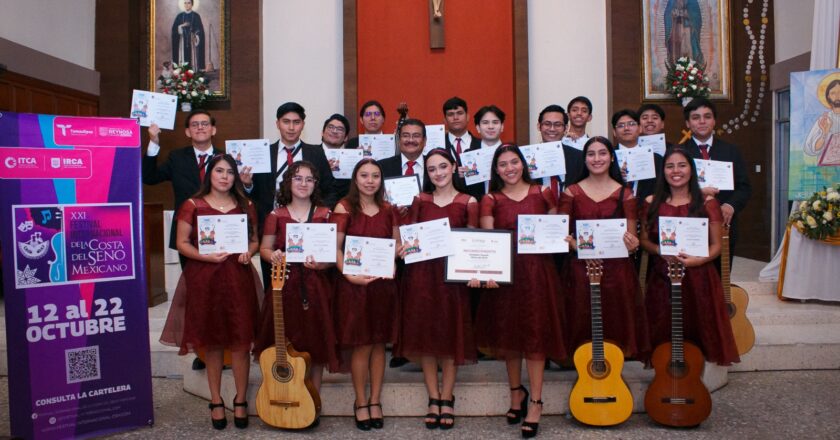 Interpreta canciones de amor la Rondalla Juvenil Mixta IRCA