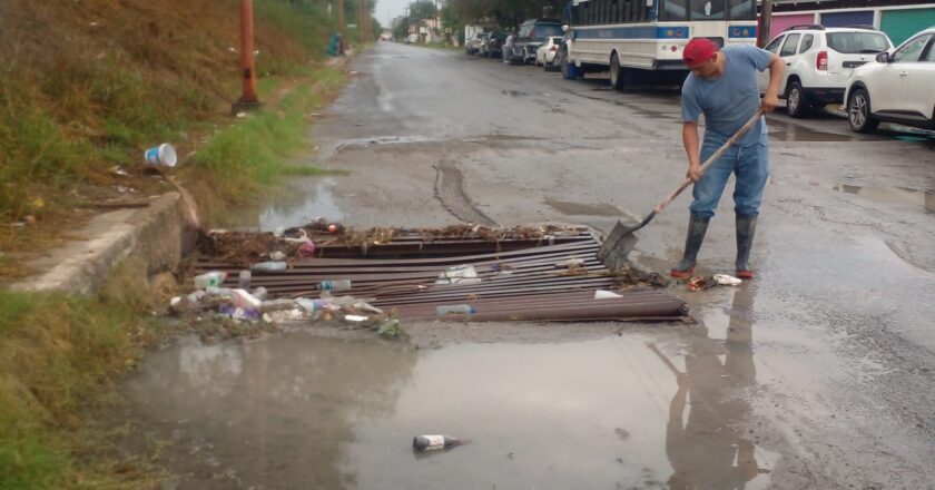 Previene COMAPA encharcamientos e inundaciones con limpieza de drenes y pluviales