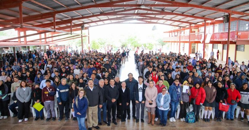 Beneficia Programa de Becas Municipales a alumnos del CBTIS 7