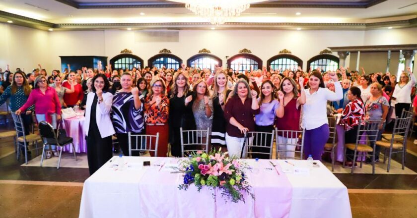 Las mujeres de Díaz Ordaz Levantan la mano “Por Ella, Por Todas”