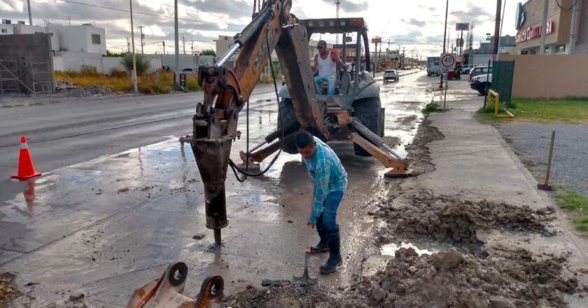 Trabaja COMAPA en la reparación de fuga de agua en Villa Florida, Sector B