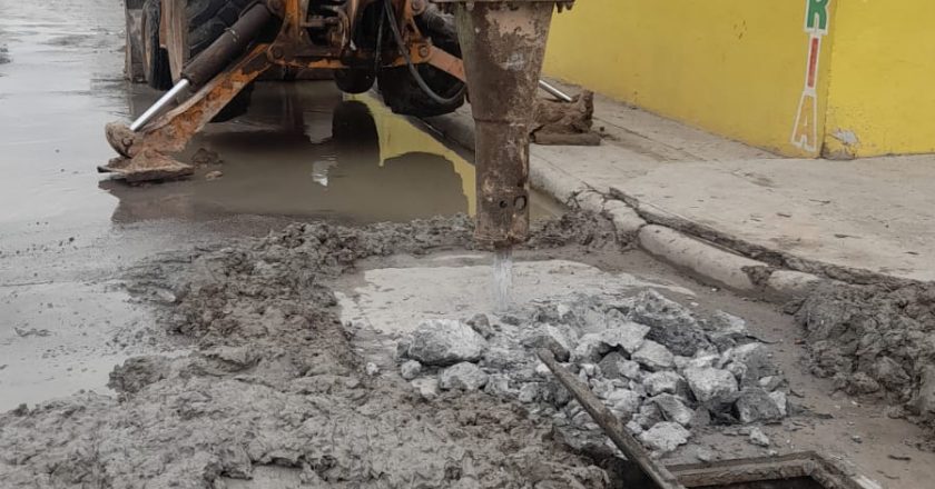 Reactiva COMAPA suministro de agua en calle del fraccionamiento Reynosa