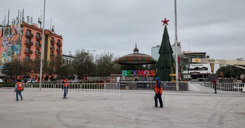 Cambia fecha de encendido del pino navideño