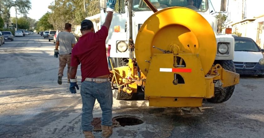 Atendió COMAPA reporte de fuga de agua residual en El Anhelo