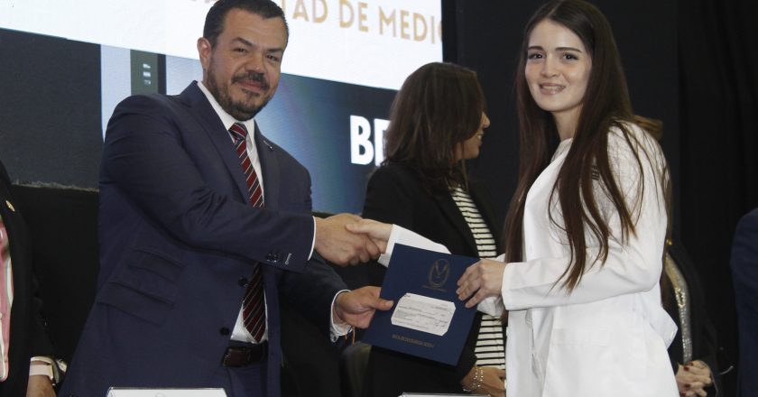 Entregó UAT becas a sus estudiantes de excelencia