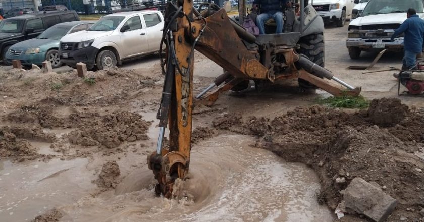 Inició COMAPA reparación de fugas de agua potable en Villa Florida y Jarachina Sur