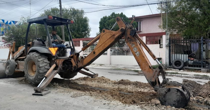 Inició COMAPA maniobras de rehabilitación de drenaje sanitario en la Longoria