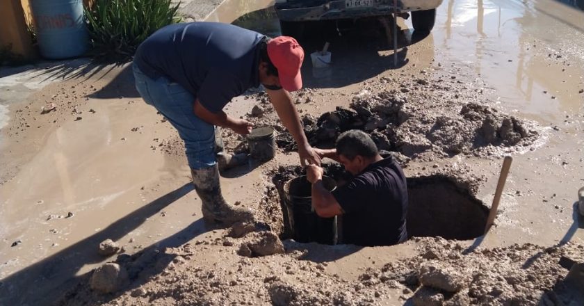 Atiende COMAPA reportes de fuga de agua potable en Villa Florida Sector A