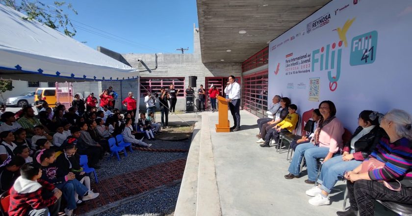 Alcalde hace jurar a los niños que seguirán estudiando