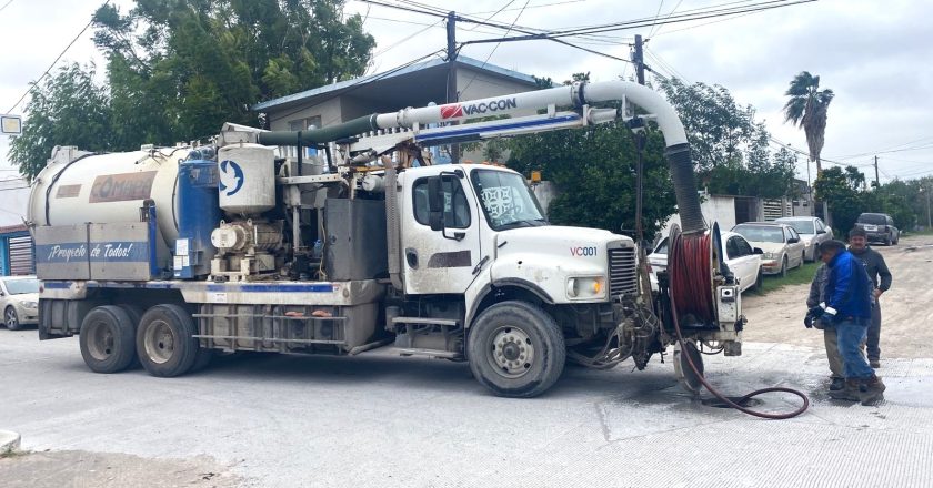 Soluciona COMAPA fuga de agua residual en la colonia Tamaulipas