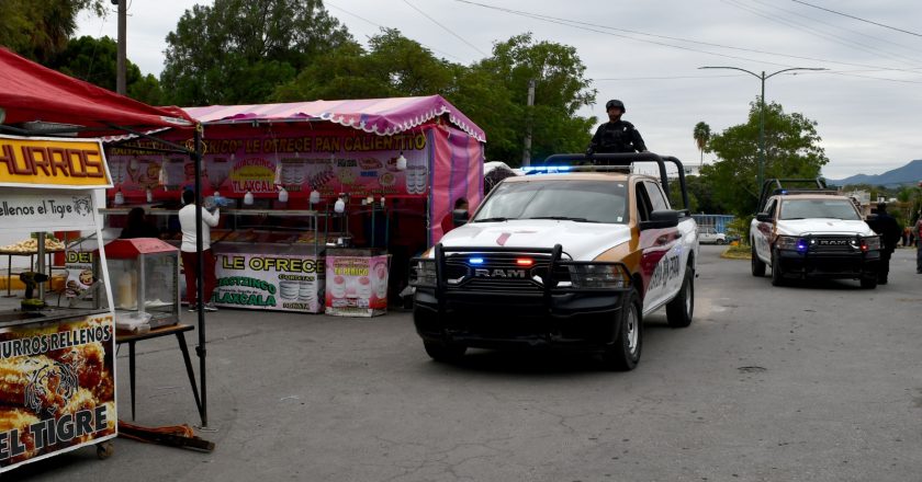 *Guardia Estatal implementa operativo de seguridad por Día de Muertos*   Noviembre 01 de 2023  Ciudad Victoria, Tamaulipas.- Con la finalidad de mantener la paz pública durante la celebración del Día de Muertos, la Secretaría de Seguridad Pública de Tamaulipas (SSPT) activó un operativo en el que participan las 11 delegaciones regionales y 43 coordinaciones municipales de la Guardia Estatal.   “La idea es que en todo el estado exista este operativo de seguridad del día de muertos, tenemos panteones tanto en el área urbana como en el área rural, por eso se activa la Guardia Estatal en completo”, manifestó el director de área de Operaciones, José Luis Hernández.   Este operativo contará con el despliegue de un estado de fuerza superior a los dos mil elementos y más de 200 unidades de la Guardia Estatal entre vehículos pick-up, charger, polaris, mambas, sandcats y motocicletas, los cuales, durante los días 01 y 02 así como el próximo fin de semana mantendrán vigilancia permanente.   Debido a que algunos de estos vehículos no logran ingresar a zonas rurales como ejidos y algunas brechas, la Dirección de Agrupamientos Policiales llevará a cabo recorridos de seguridad y vigilancia con binomios equinos en los principales accesos a panteones rurales.   “El plan de acción es que estos elementos de la Guardia Estatal deberán incrementar el apoyo y auxilio a la ciudadanía con la finalidad de atender los requerimientos de protección, atención, orientación y consulta durante el día de muertos”, dijo.   La SSPT reitera a la ciudadanía la disponibilidad de las líneas de emergencia 911 y 089 para denuncia anónima, asimismo, las unidades que se encuentren en servicio mantendrán las torretas encendidas a fin de estrechar la proximidad y confianza con la ciudadanía mediante la cultura de la denuncia.          *     *    *