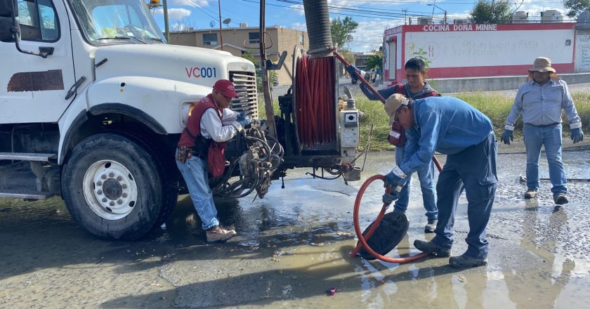 Atendió COMAPA reportes de fugas de agua residual en Hacienda Bugambilias