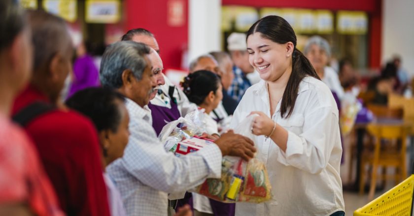 DIF Reynosa entrega canasta básica a abuelitos empacadores