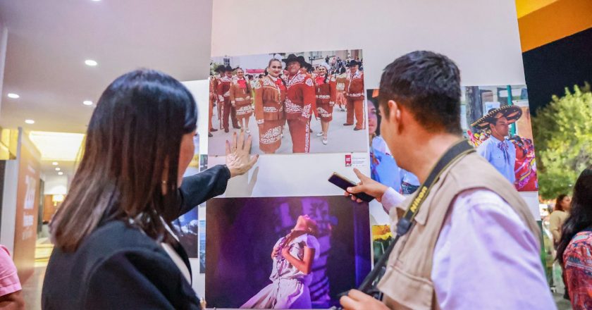 Inauguró María de Villarreal la exposición fotográfica “Cien imágenes