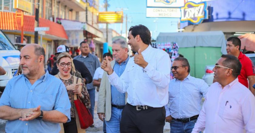 Recorrió Carlos Peña Ortiz zona comercial por Buen Fin