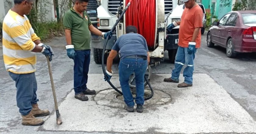 Se benefician vecinos de fraccionamiento Las Pirámides con desazolve de drenaje